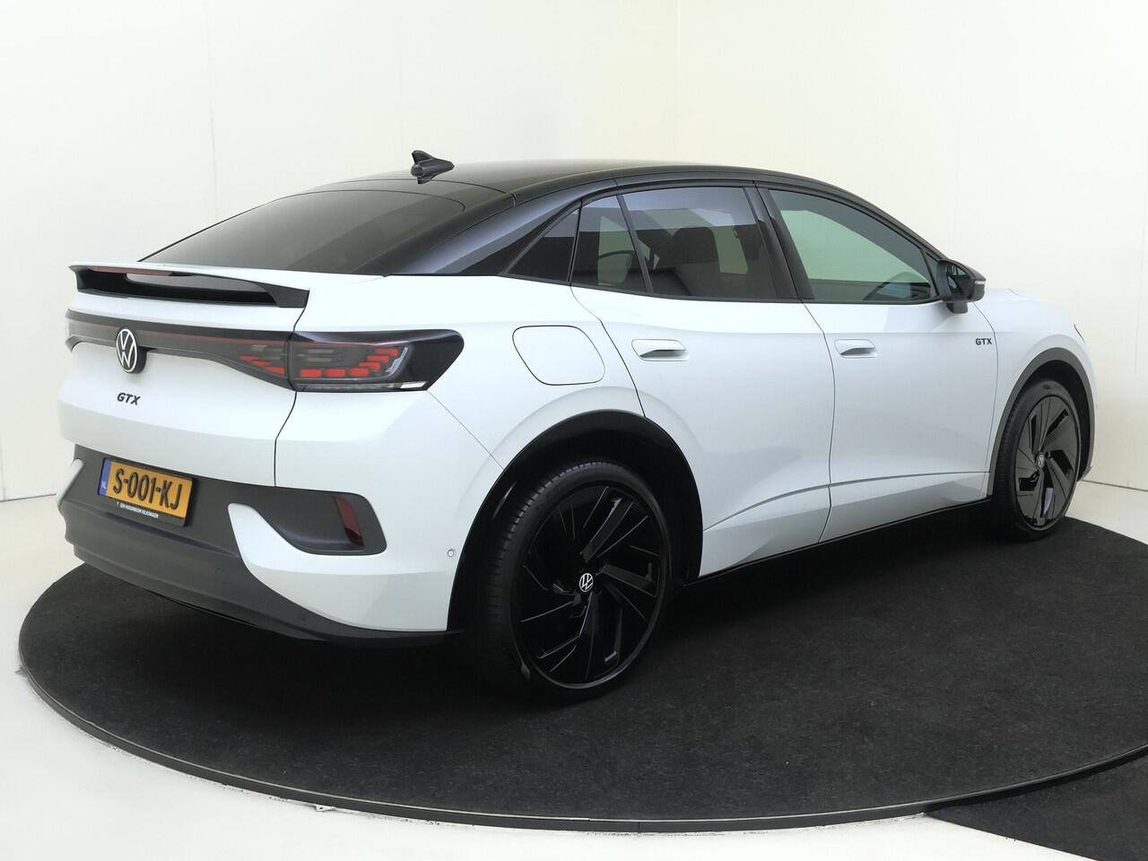 Volkswagen ID.5 GTX 77 kWh | Trekhaak | Warmtepomp | 360 camera | Dodehoek detectie | Keyless | Kuipstoelen voor | Adaptieve cruise control | Parkeerassistent |