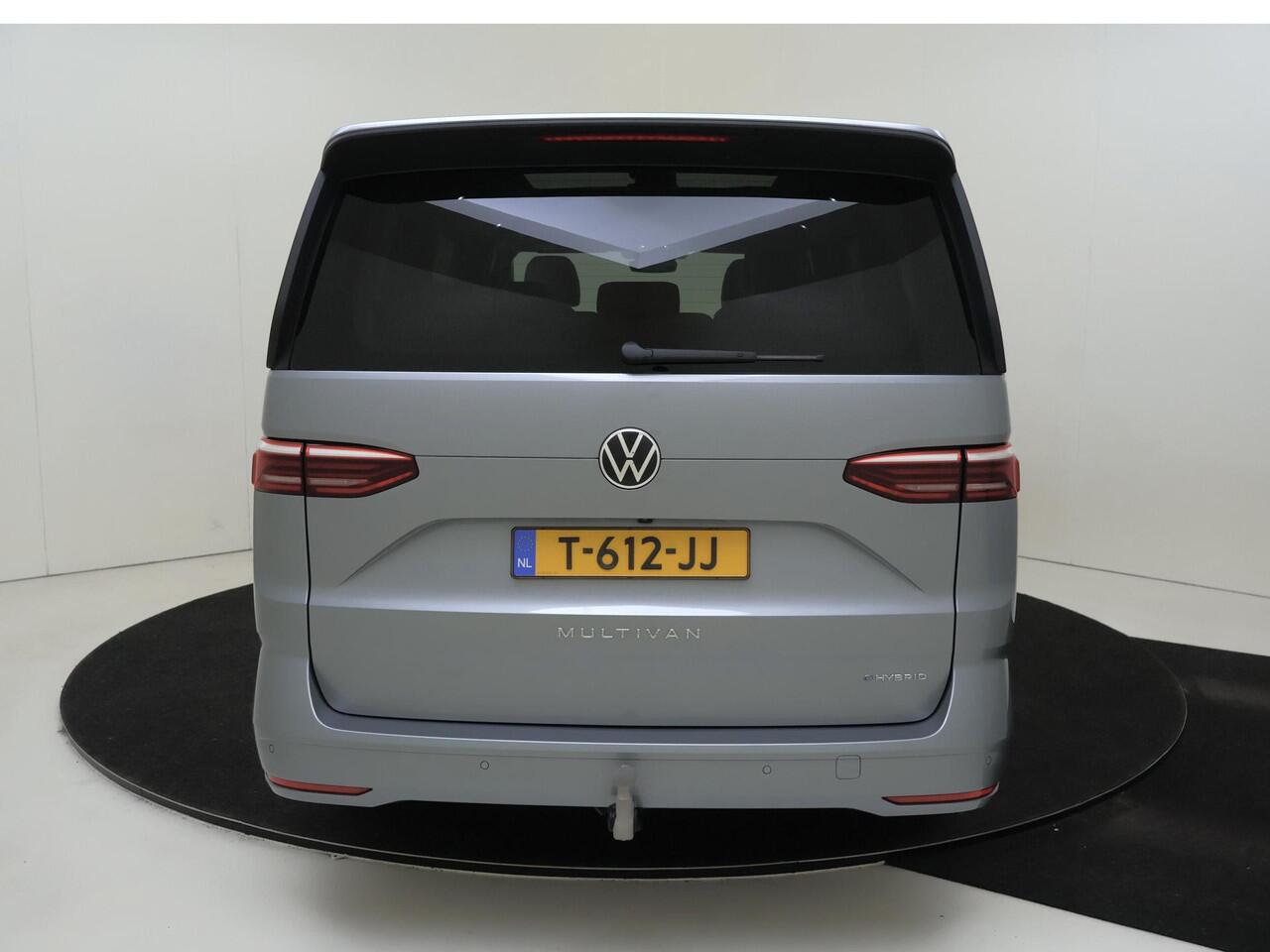 Volkswagen MULTIVAN 1.4 eHybrid L2H1 Life 6 versnellingen DSG | Verwarmbare voorstoelen, gescheiden regelbaar | Uitwijk- en afsla-assistent | Lichtmetalen velgen 17" (6,5J X 17) "Dundrod"(zilver) | Top pakket |