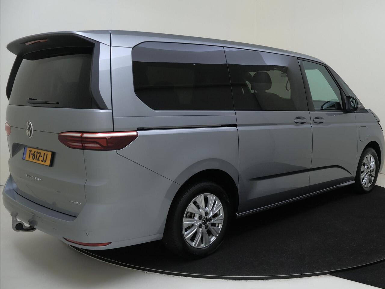 Volkswagen MULTIVAN 1.4 eHybrid L2H1 Life 6 versnellingen DSG | Verwarmbare voorstoelen, gescheiden regelbaar | Uitwijk- en afsla-assistent | Lichtmetalen velgen 17" (6,5J X 17) "Dundrod"(zilver) | Top pakket |