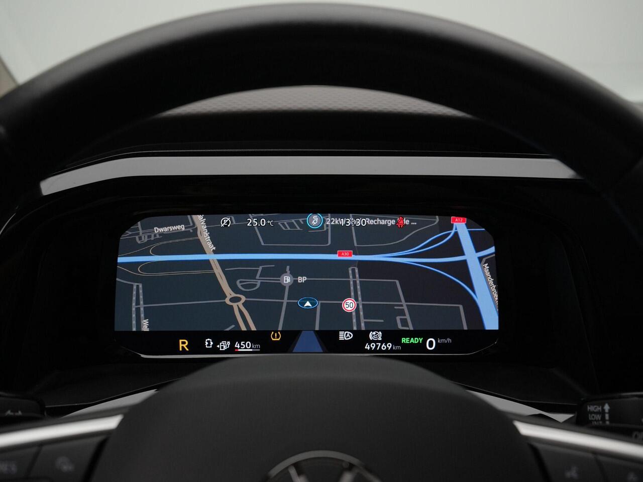 Volkswagen MULTIVAN 1.4 eHybrid 218 pk DSG L2H1 Life Business | Panoramadak | IQ Light | Achteruitrijcamera | Stoelverwarming