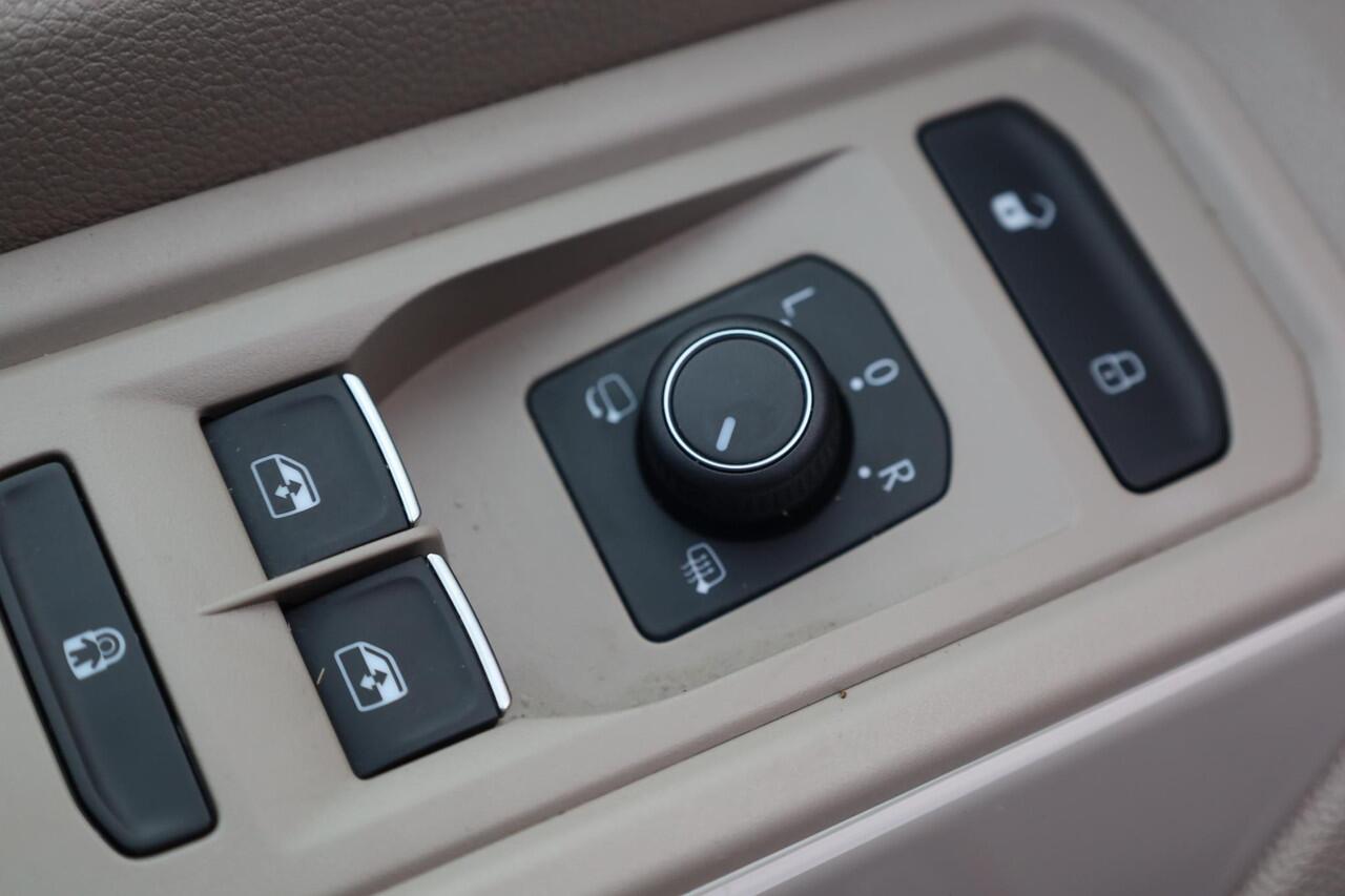 Volkswagen MULTIVAN 1.4 eHybrid L2H1 Style 160KW/217PK Hybride, Harman en Kardon, 6p, elektrische klep met easy open, draadloos laden, adaptief onderstel, veiligheidspakket, side assist, vol leder, elektrisch verstelbare stoelen voor, stoel ventilatie, privacy glas, head up!