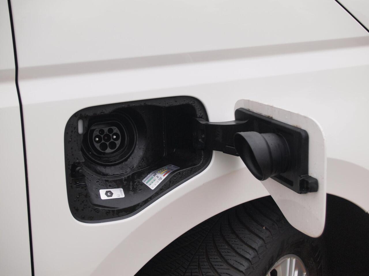 Volkswagen MULTIVAN 1.4 eHybrid L2H1 Life | 7 persoons | Camera | Apple Carplay | NL-Auto |