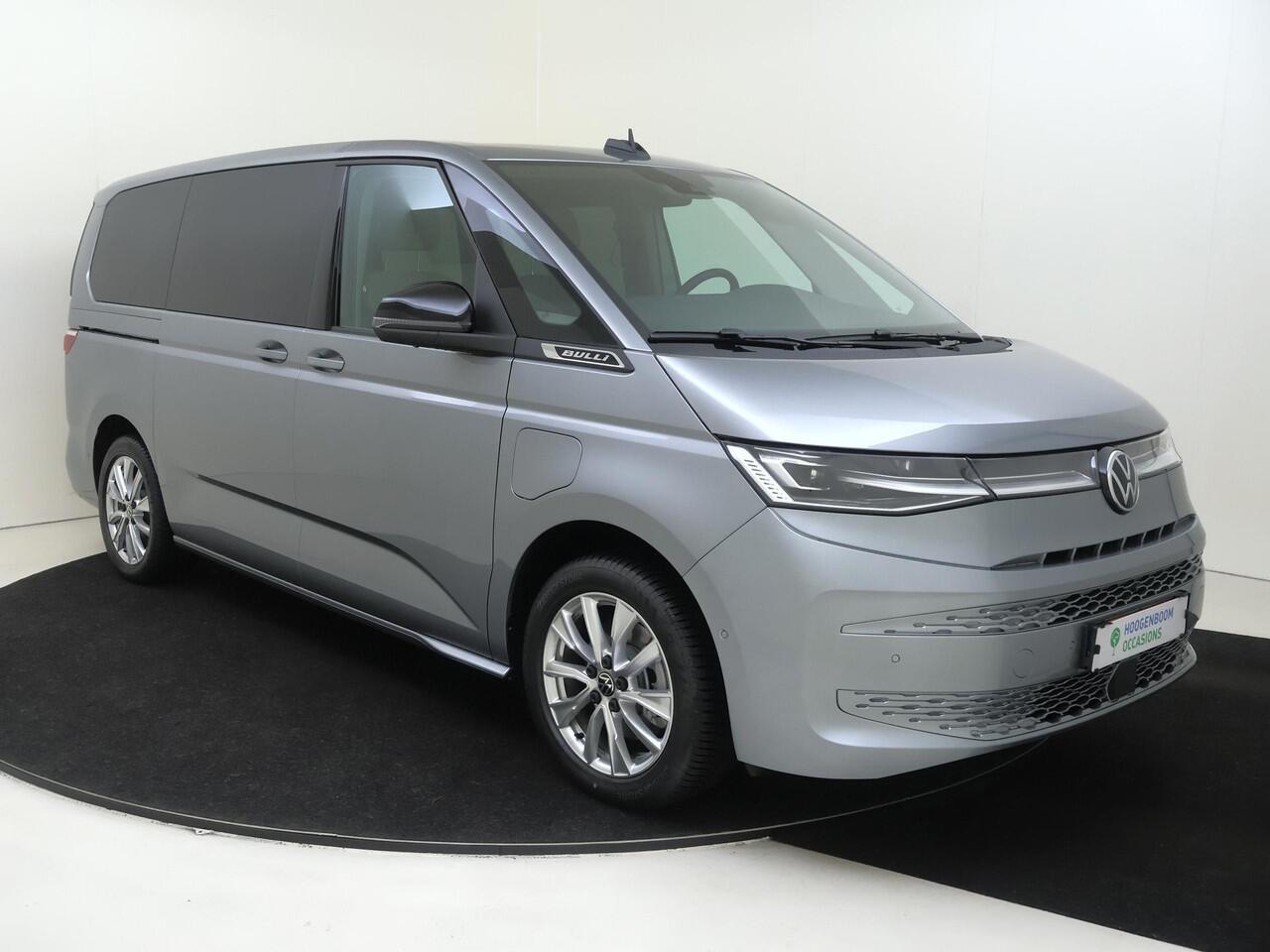 Volkswagen MULTIVAN Bulli Edition L2 1.5 eHybrid 180 kW (245pk) DSG | 4-Motion | Wegklapbare trekhaak | Panoramadak | Verwarmbare voorstoelen | Vis-a-vis | Top pakket | Easy Open Paket |