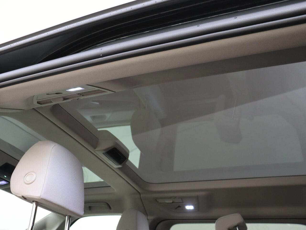 Volkswagen MULTIVAN Bulli Edition L2 1.5 eHybrid 180 kW (245pk) DSG | 4-Motion | Wegklapbare trekhaak | Panoramadak | Verwarmbare voorstoelen | Vis-a-vis | Top pakket | Easy Open Paket |