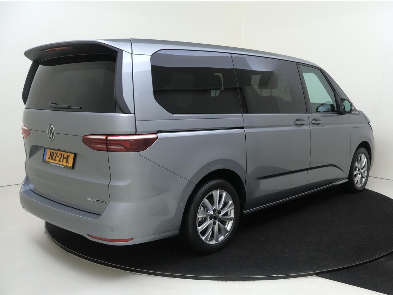 Volkswagen MULTIVAN Bulli Edition L2 1.5 eHybrid 180 kW (245pk) DSG | 4-Motion | Wegklapbare trekhaak | Panoramadak | Verwarmbare voorstoelen | Vis-a-vis | Top pakket | Easy Open Paket |