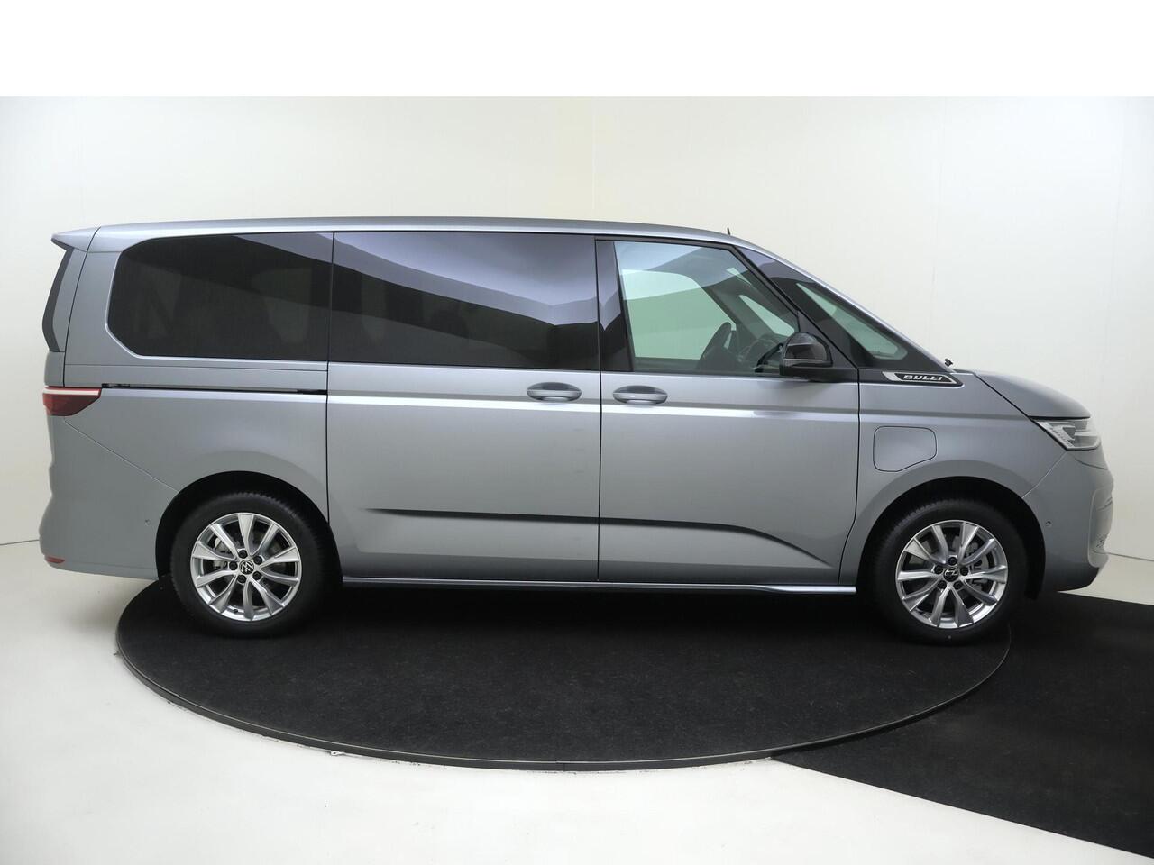 Volkswagen MULTIVAN Bulli Edition L2 1.5 eHybrid 180 kW (245pk) DSG | 4-Motion | Wegklapbare trekhaak | Panoramadak | Verwarmbare voorstoelen | Vis-a-vis | Top pakket | Easy Open Paket |