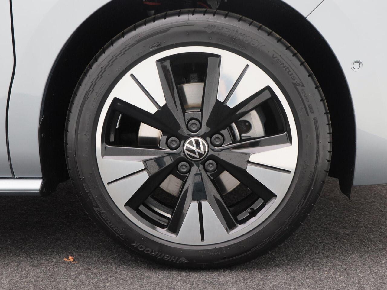 Volkswagen MULTIVAN Bedrijfswagens Bulli L2 1.5 eHybrid EU6 180 kW/245pk DSG 4Motion | Incl BTW/BPM | 7 zitplaatsen vis-a-vis | Trekhaak | Stoelverwarming | Verlaagd onderstel dynamisch | 19" Halmstad lichtmetaal |