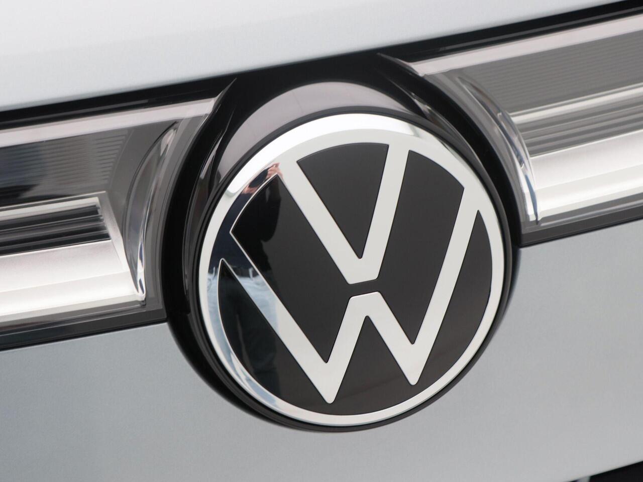 Volkswagen MULTIVAN Bedrijfswagens Bulli L2 1.5 eHybrid EU6 180 kW/245pk DSG 4Motion | Incl BTW/BPM | 7 zitplaatsen vis-a-vis | Trekhaak | Stoelverwarming | Verlaagd onderstel dynamisch | 19" Halmstad lichtmetaal |