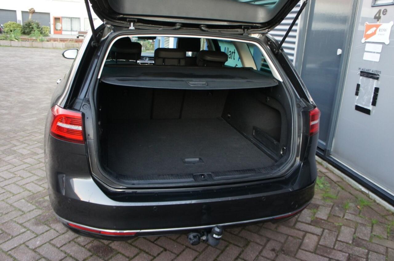 Volkswagen PASSAT 1,4 TSi ACT Highline DSG7 / Navigatie / Trekhaak