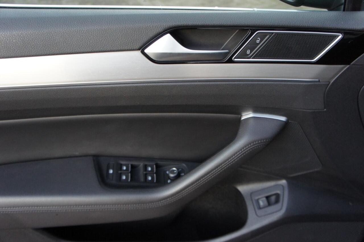 Volkswagen PASSAT 1,4 TSi ACT Highline DSG7 / Navigatie / Trekhaak