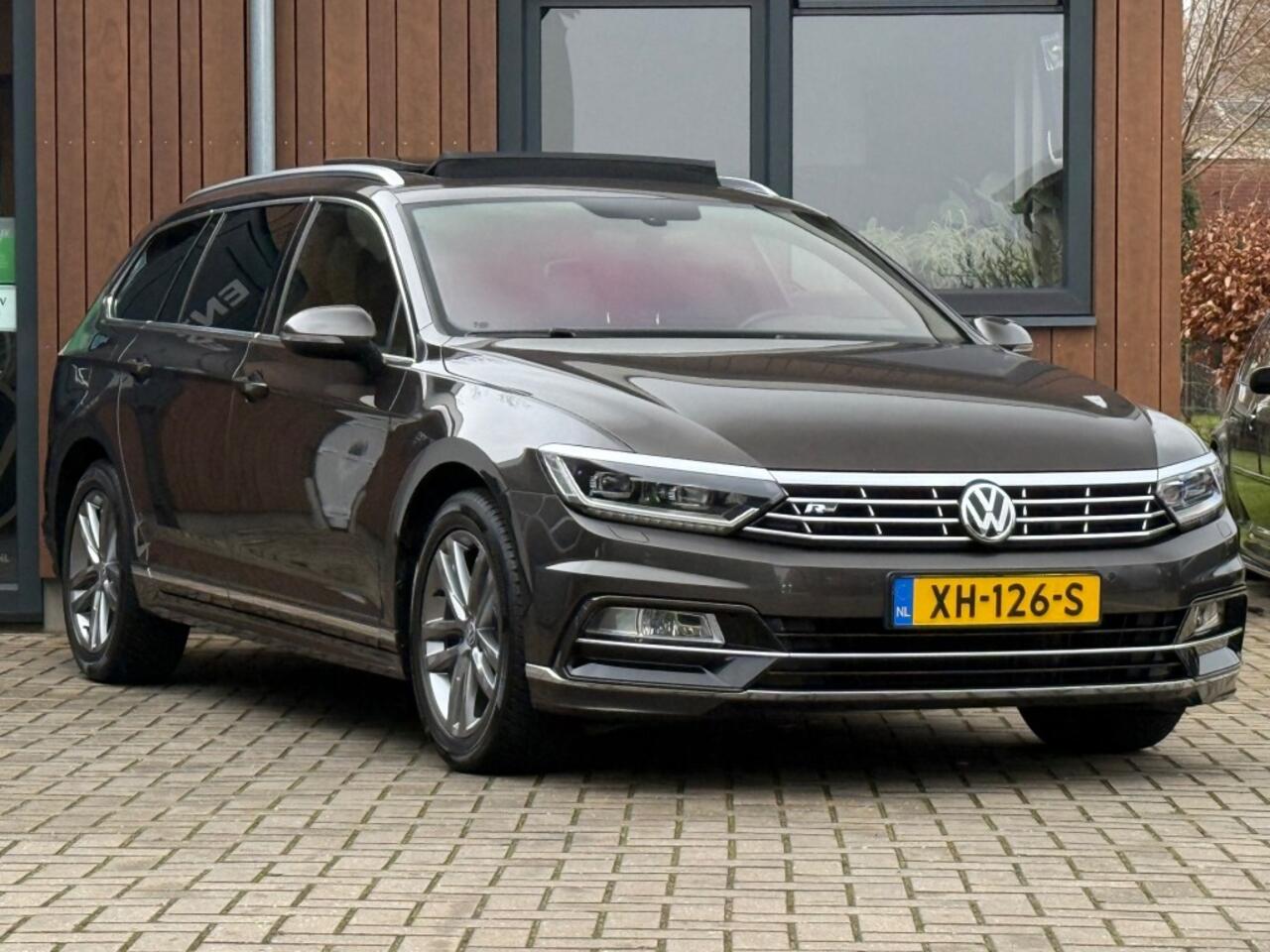 Volkswagen PASSAT 1.4 TSI DSG R-Line Pano Trekhaak Stoelverw. Led Vol!