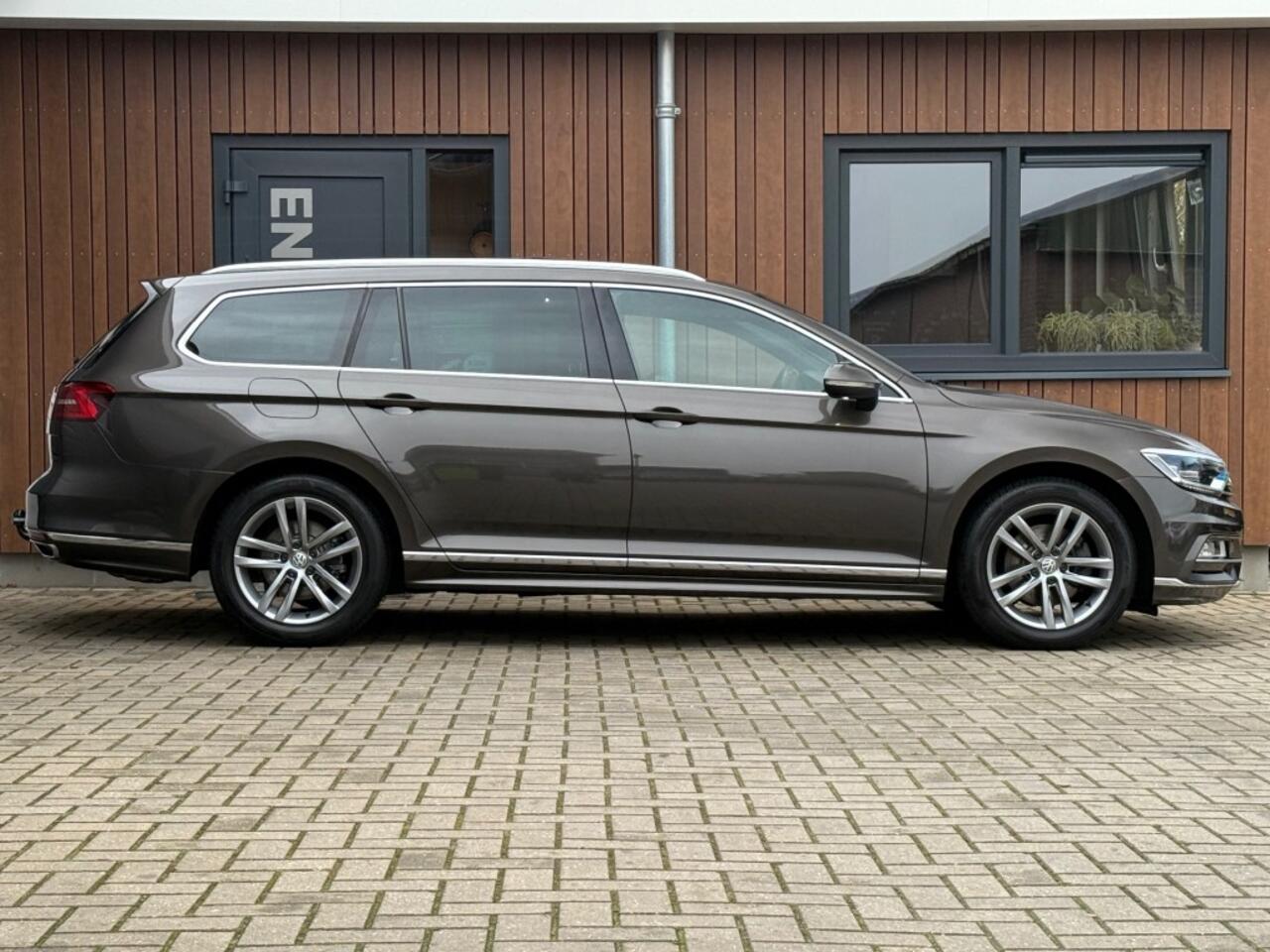 Volkswagen PASSAT 1.4 TSI DSG R-Line Pano Trekhaak Stoelverw. Led Vol!