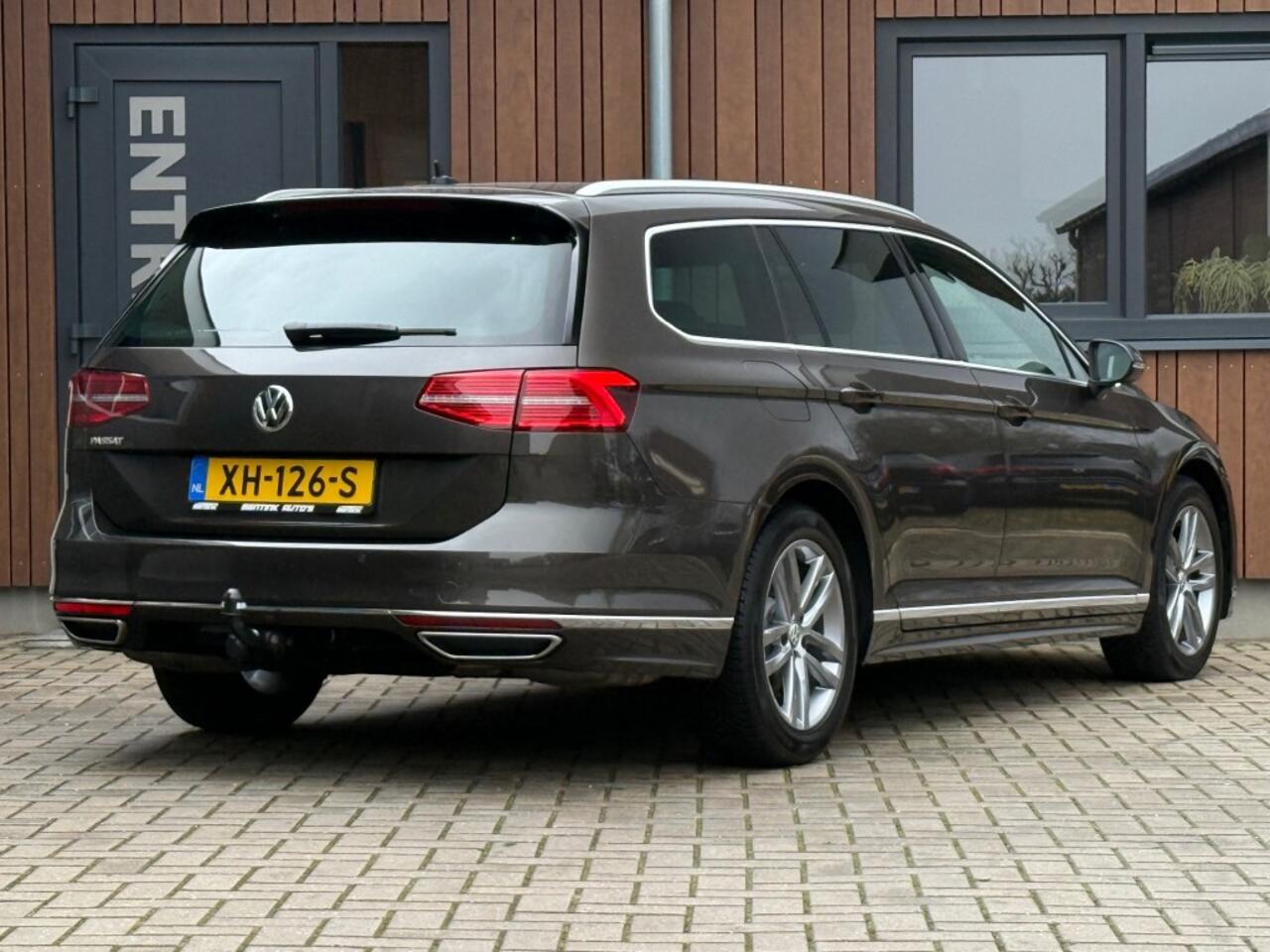 Volkswagen PASSAT 1.4 TSI DSG R-Line Pano Trekhaak Stoelverw. Led Vol!