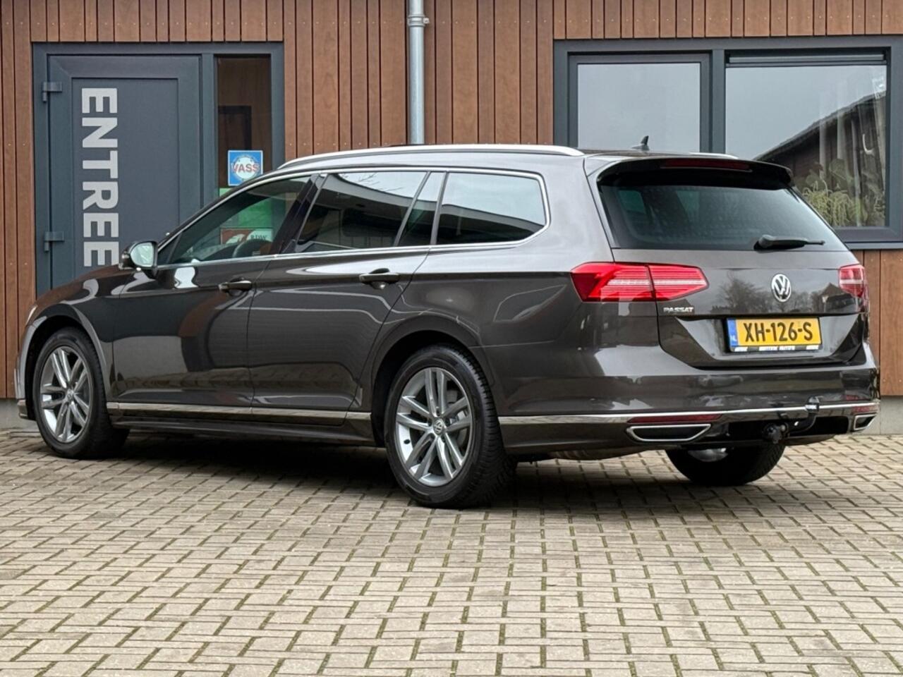 Volkswagen PASSAT 1.4 TSI DSG R-Line Pano Trekhaak Stoelverw. Led Vol!