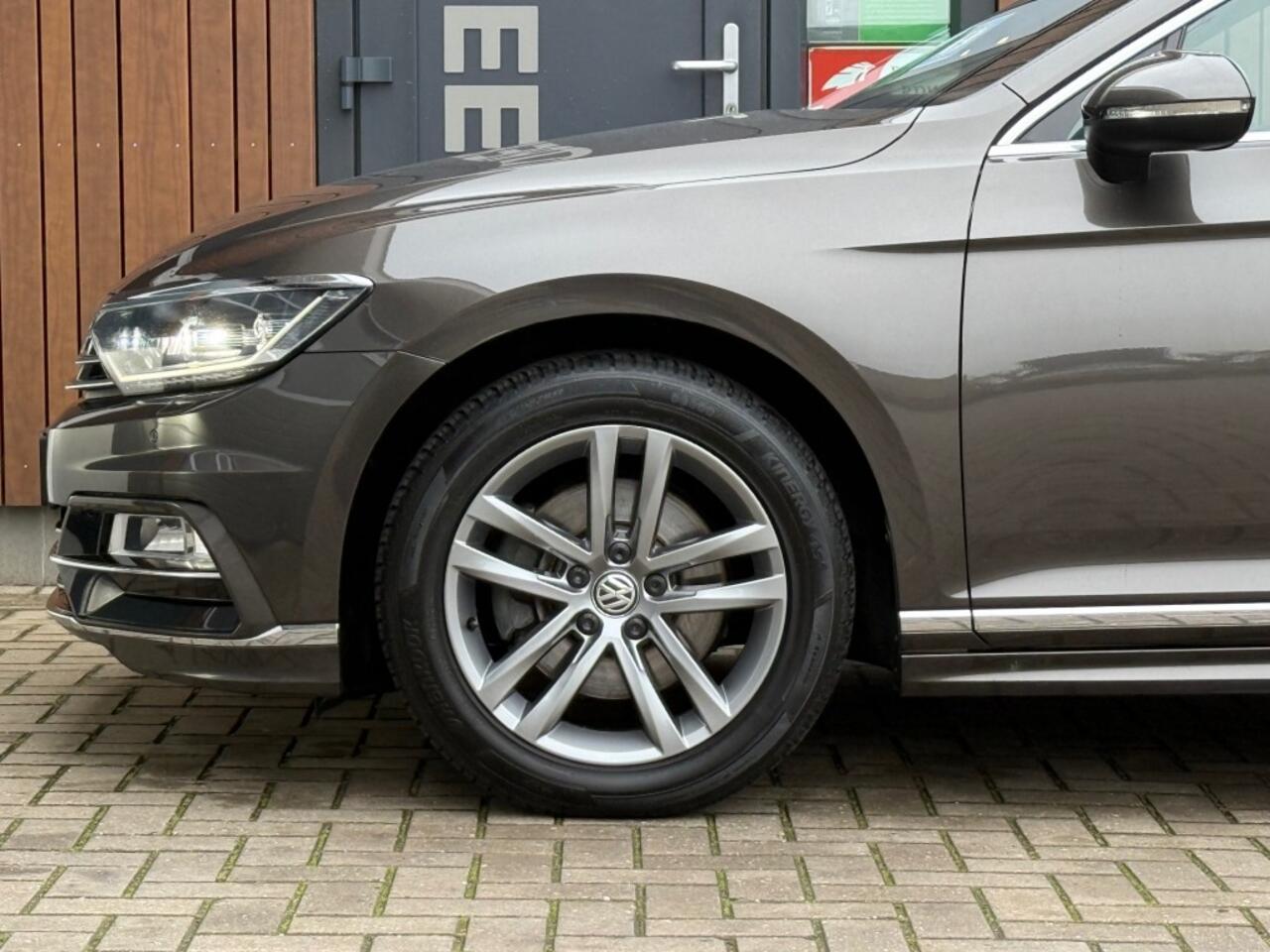 Volkswagen PASSAT 1.4 TSI DSG R-Line Pano Trekhaak Stoelverw. Led Vol!