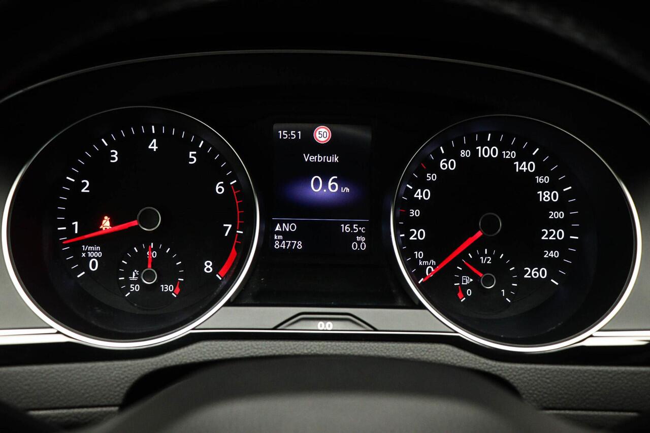 Volkswagen PASSAT 1.5 TSI Comfort Business | LED | APP CONNECT | CAMERA