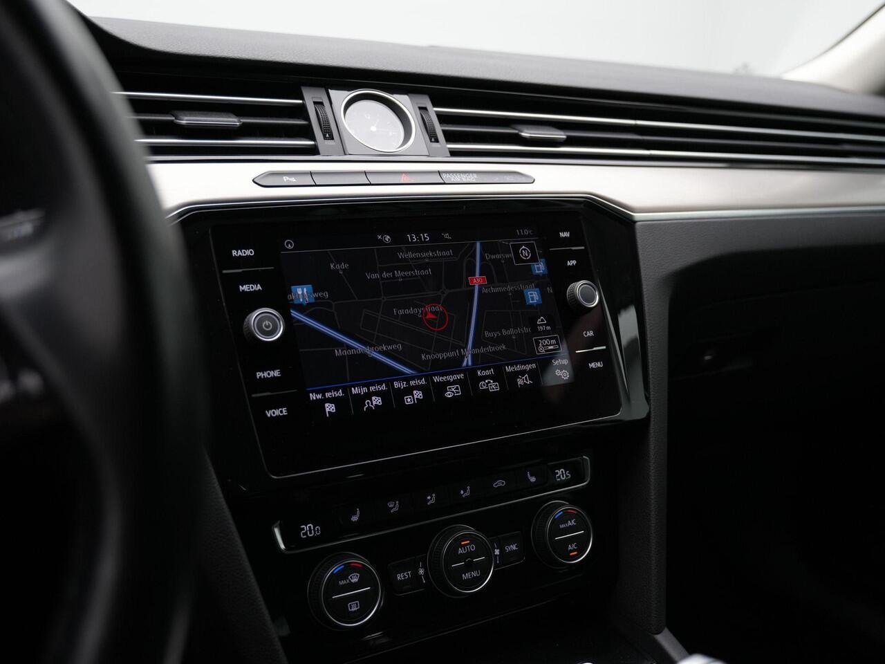 Volkswagen PASSAT Variant 1.5 TSI 150 pk DSG Highline Business | Achteruitrijcamera | Navigatie | Stoelverwarming | Leder/alcantara | Adaptive Cruise