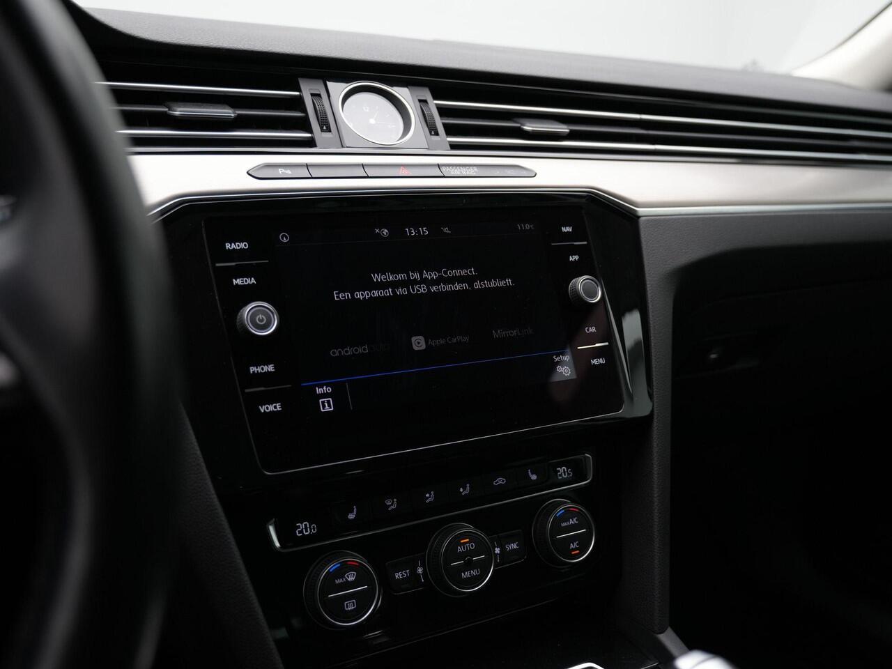 Volkswagen PASSAT Variant 1.5 TSI 150 pk DSG Highline Business | Achteruitrijcamera | Navigatie | Stoelverwarming | Leder/alcantara | Adaptive Cruise