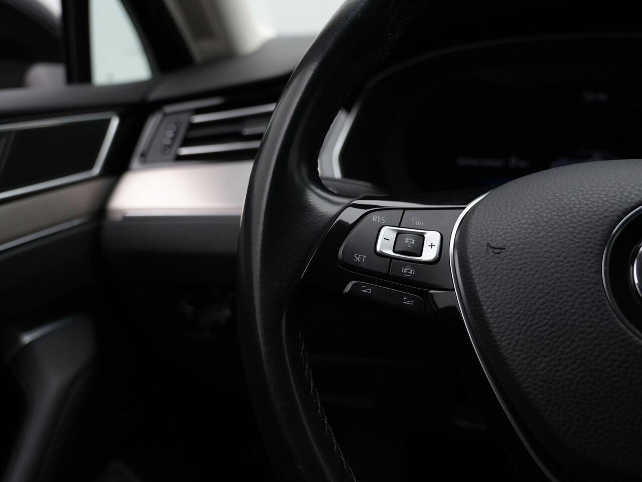 Volkswagen PASSAT Variant 1.5 TSI 150 pk DSG Highline Business | Achteruitrijcamera | Navigatie | Stoelverwarming | Leder/alcantara | Adaptive Cruise