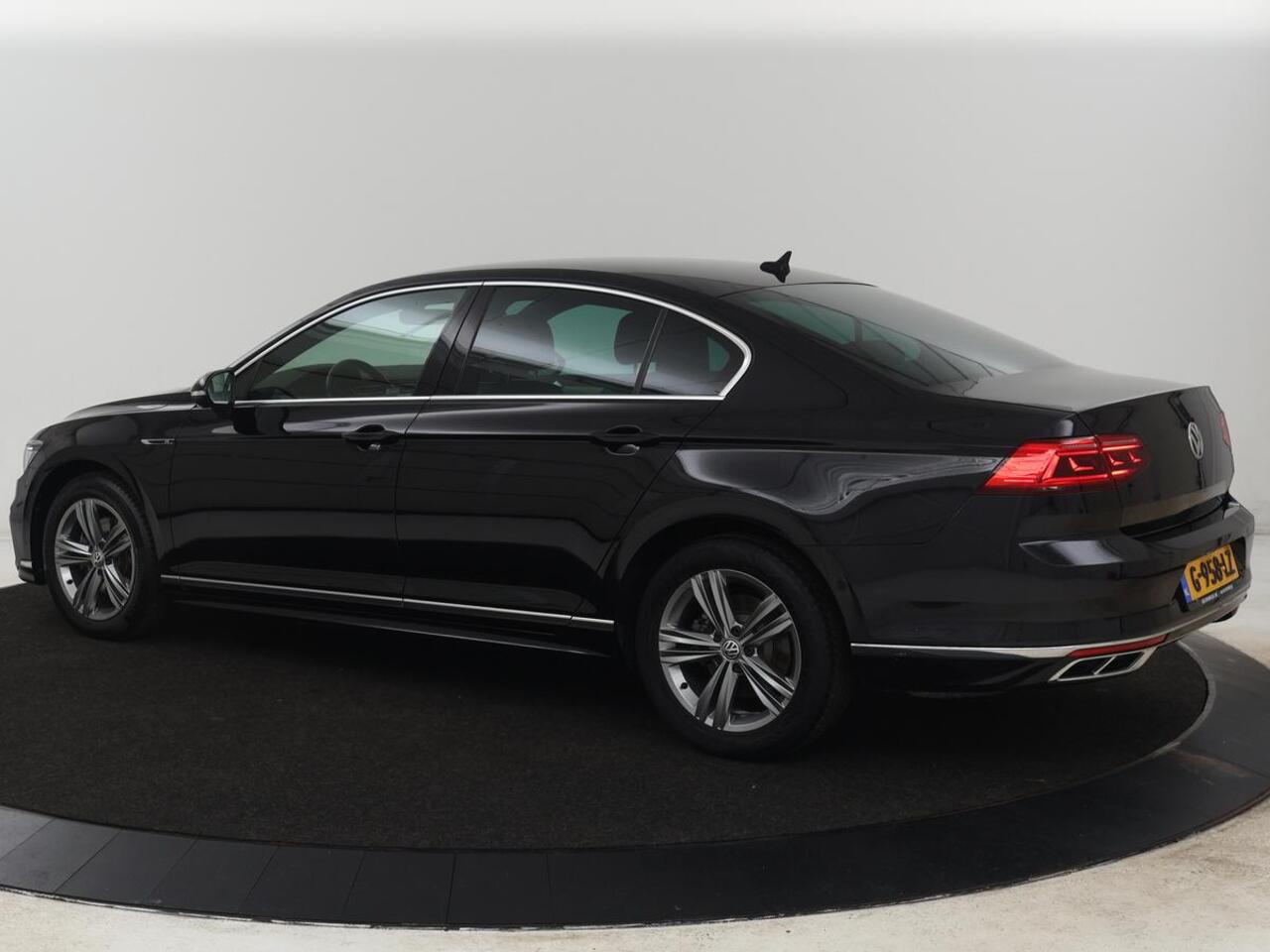 Volkswagen PASSAT 2.0 TSI R Line | 190pk | Trekhaak | Leder/Alcantara | Stoelverwarming | Camera | Matrix LED | Adaptive cruise | Virtual Cockpit | Carplay | Navigatie
