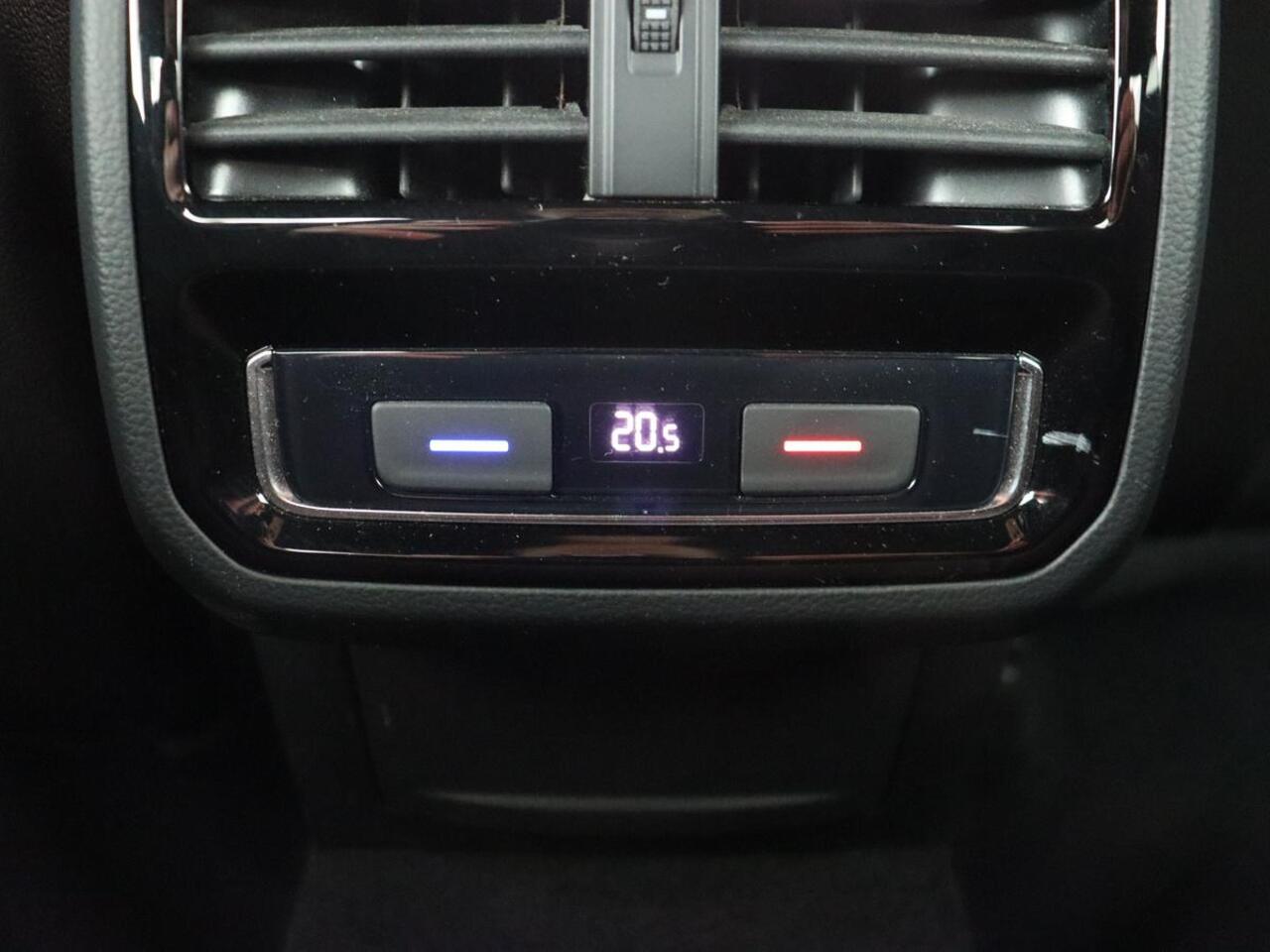 Volkswagen PASSAT 2.0 TSI R Line | 190pk | Trekhaak | Leder/Alcantara | Stoelverwarming | Camera | Matrix LED | Adaptive cruise | Virtual Cockpit | Carplay | Navigatie