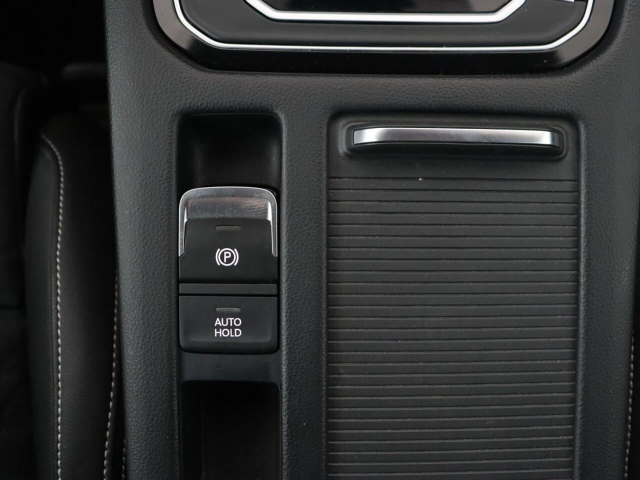 Volkswagen PASSAT 2.0 TSI R Line | 190pk | Trekhaak | Leder/Alcantara | Stoelverwarming | Camera | Matrix LED | Adaptive cruise | Virtual Cockpit | Carplay | Navigatie