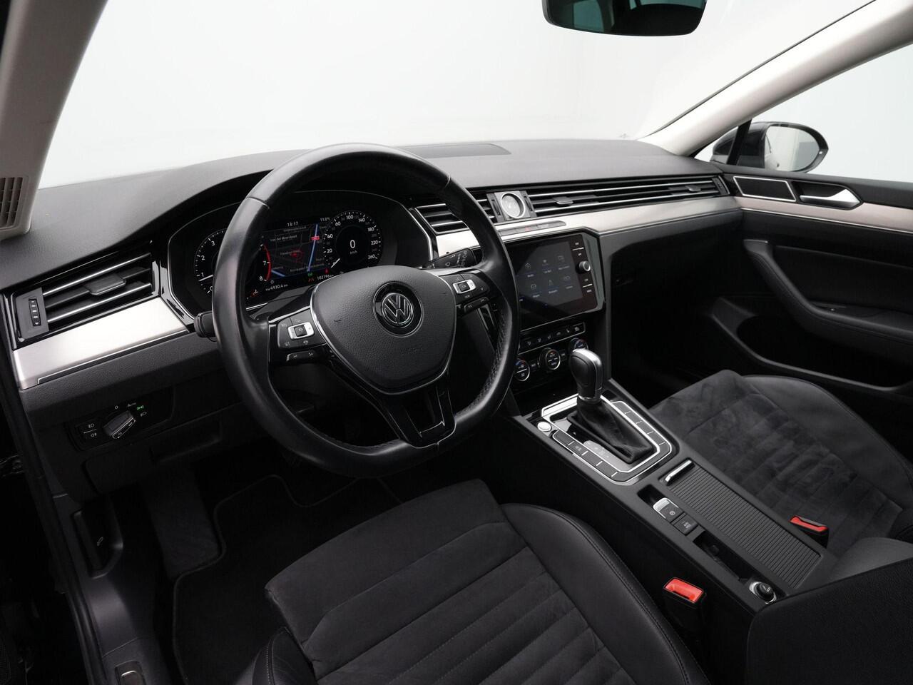 Volkswagen PASSAT Variant 1.5 TSI 150 pk DSG Highline Business | Achteruitrijcamera | Navigatie | Stoelverwarming | Leder/alcantara | Adaptive Cruise