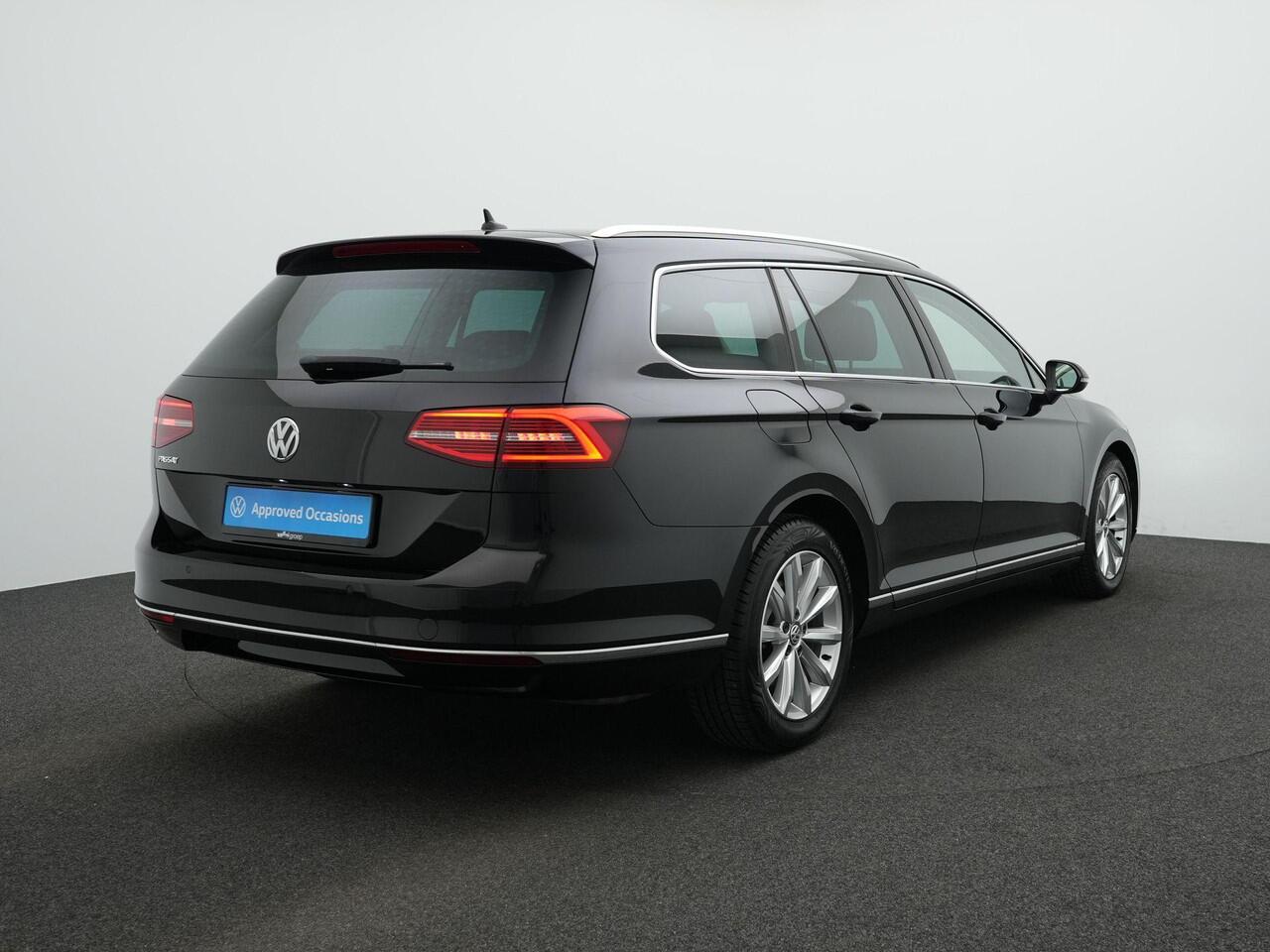 Volkswagen PASSAT Variant 1.5 TSI 150 pk DSG Highline Business | Achteruitrijcamera | Navigatie | Stoelverwarming | Leder/alcantara | Adaptive Cruise