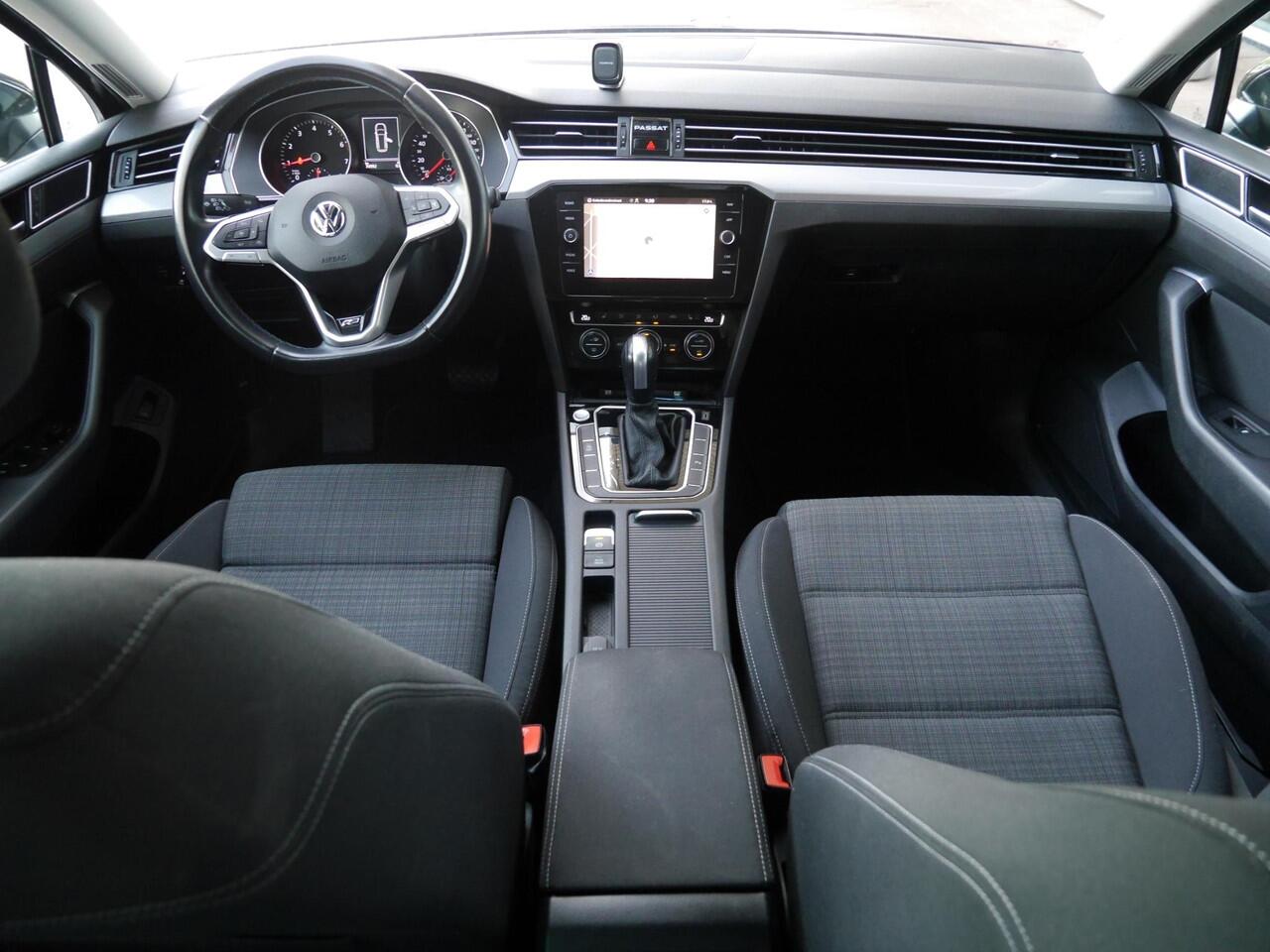 Volkswagen PASSAT Variant 1.5 TSI Elegance Business R | Automaat | Trekhaak | Navigatie | Stoelverwarming | Apple carplay | Parkeersensoren voor en achter | Climate control | Keyless entry en start