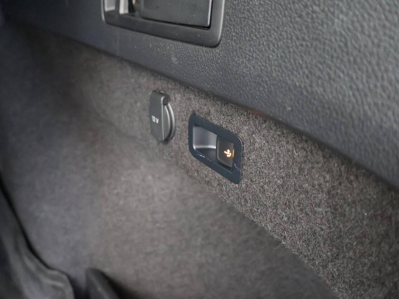 Volkswagen PASSAT Variant 1.5 TSI 150 PK DSG AUT. + WEGKL. TREKHAAK | 19 INCH LMV | ADAPTIVE CRUISE | APPLE CARPLAY | LED