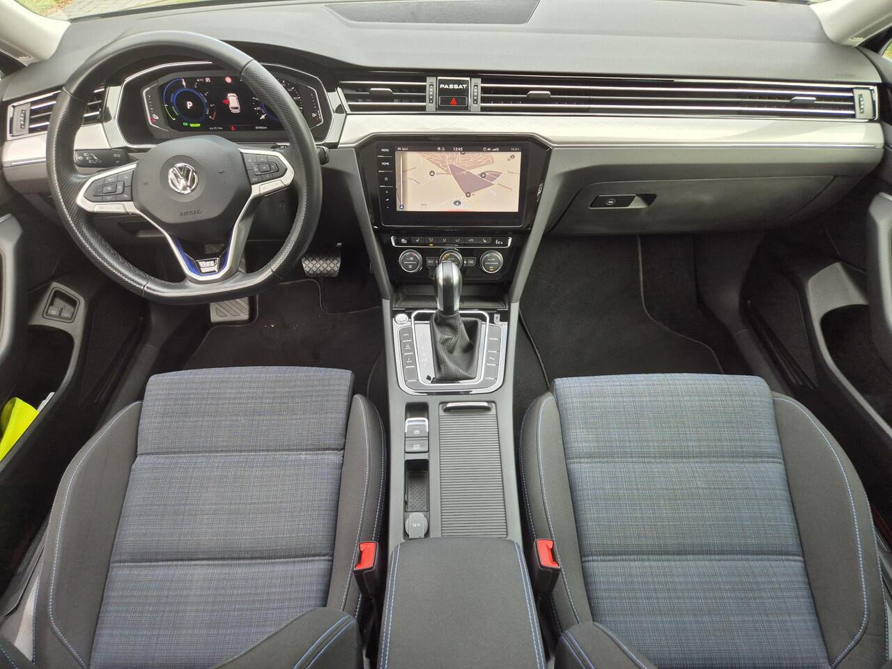 Volkswagen PASSAT Variant 1.4 TSI DSG6 GTE Business Automaat / Dealer onderhouden / Pack Adventure / Trekgewicht 1600 kg / Elektrisch wegklapbare trekhaak / Glazen schuif- en kanteldak / Elektrische achterklep / Achteruitrijcamera / Keyless Entry/Start / Stoelverwarming /