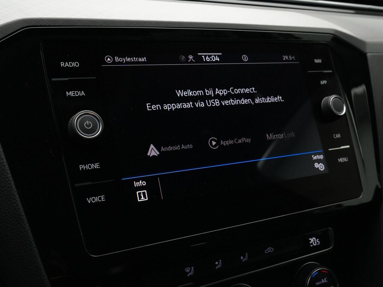 Volkswagen PASSAT Variant 1.5 TSI 150 pk DSG Comfortline Business | LED koplampen | Trekhaak | Adaptive Cruise | Parkeersensoren voor/achter | Climatronic | Carplay | Navigatie | 16 inch