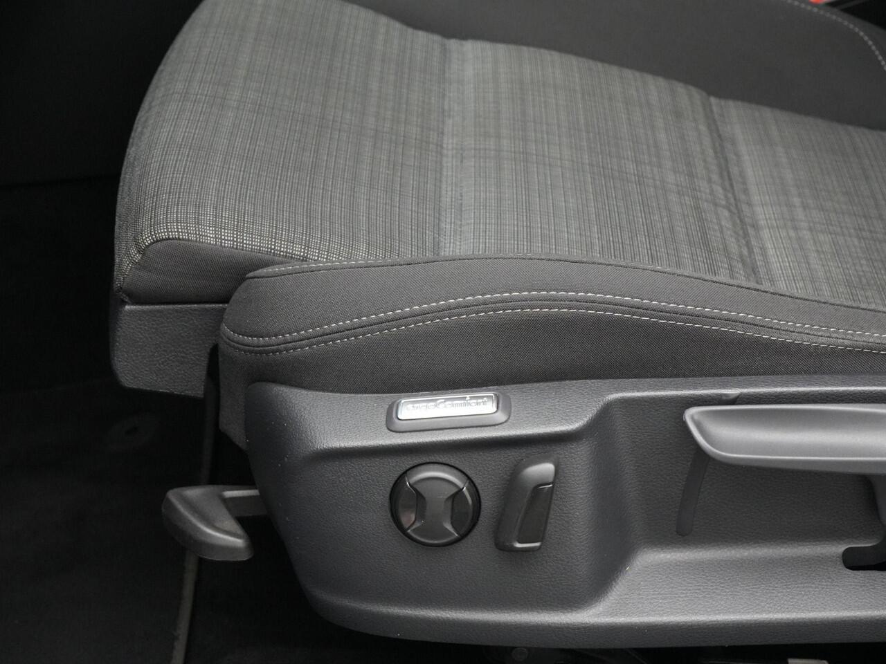 Volkswagen PASSAT Variant 1.5 TSI 150 pk DSG Comfortline Business | LED koplampen | Trekhaak | Adaptive Cruise | Parkeersensoren voor/achter | Climatronic | Carplay | Navigatie | 16 inch