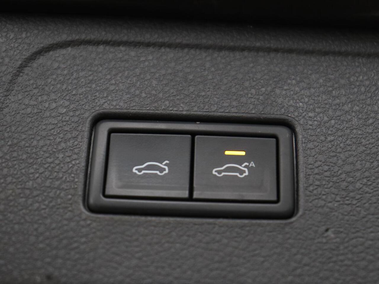 Volkswagen PASSAT 1.5 TSI Elegance Business R | Leder/Alcantara | Stoelverwarming | Trekhaak | Adaptive cruise | Matrix LED | Keyless | Carplay | Navigatie | Virtual Cockpit | Parkeerhulp | R Line