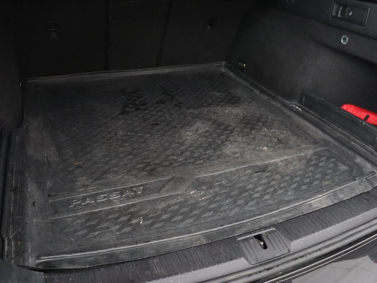 Volkswagen PASSAT 1.5 TSI Elegance Business R | Leder/Alcantara | Stoelverwarming | Trekhaak | Adaptive cruise | Matrix LED | Keyless | Carplay | Navigatie | Virtual Cockpit | Parkeerhulp | R Line