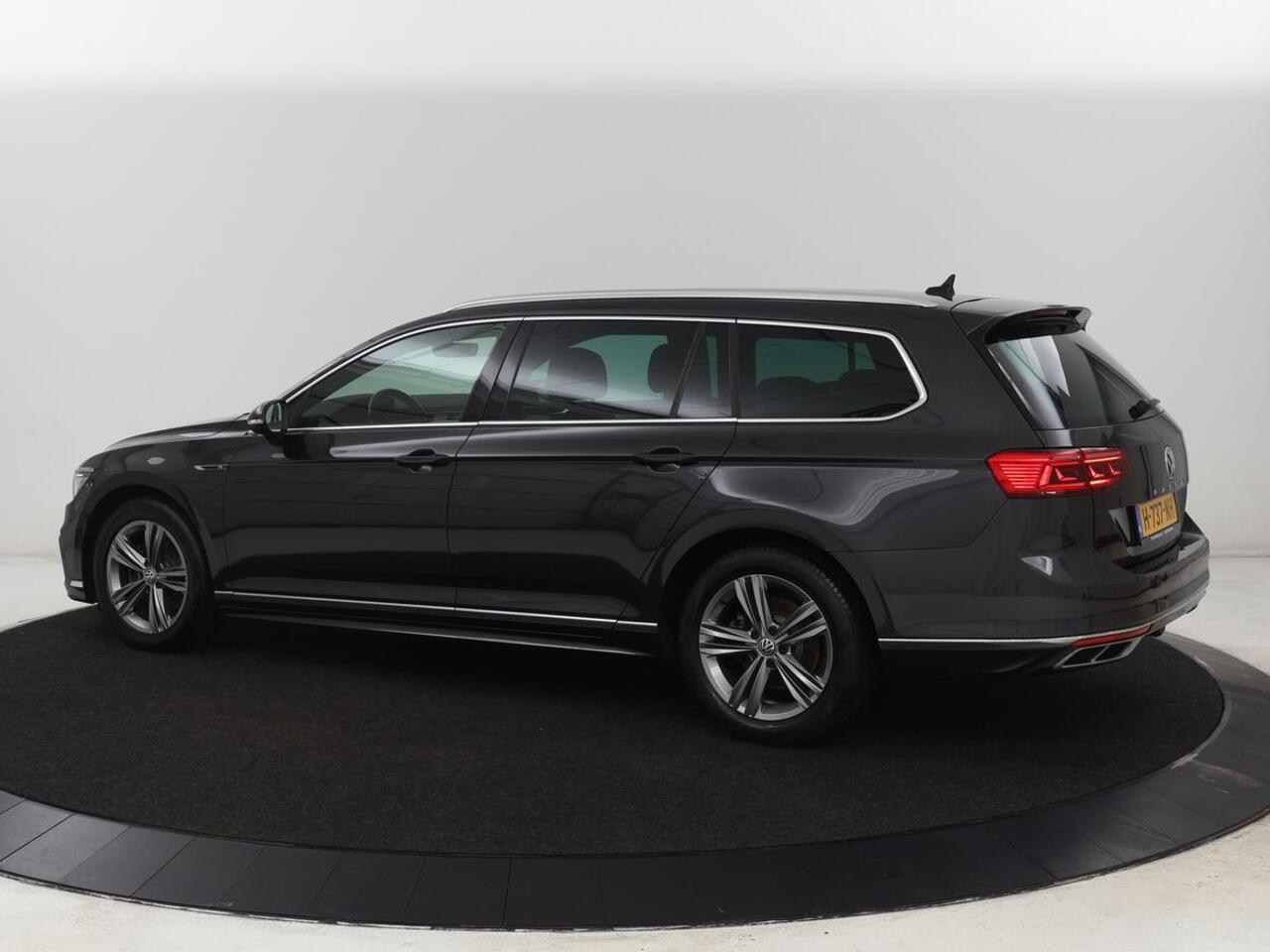 Volkswagen PASSAT 1.5 TSI Elegance Business R | Leder/Alcantara | Stoelverwarming | Trekhaak | Adaptive cruise | Matrix LED | Keyless | Carplay | Navigatie | Virtual Cockpit | Parkeerhulp | R Line