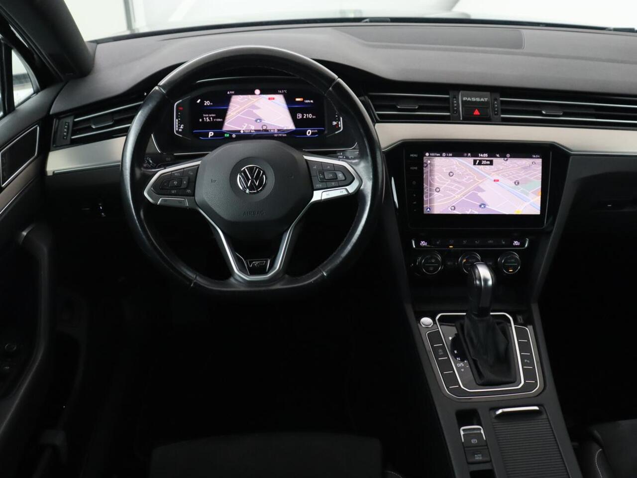 Volkswagen PASSAT 1.5 TSI Elegance Business R | Leder/Alcantara | Stoelverwarming | Trekhaak | Adaptive cruise | Matrix LED | Keyless | Carplay | Navigatie | Virtual Cockpit | Parkeerhulp | R Line