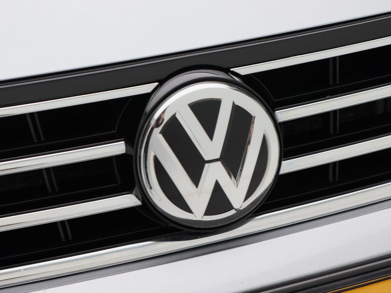 Volkswagen PASSAT Variant 1.5 TSi 150 Pk Automaat Comfort Business | Adaptive Cruise | Stoelverwarming | CarPlay | Achteruitrijcamera | Trekhaak | 16 Inch | 101.536 Km!!