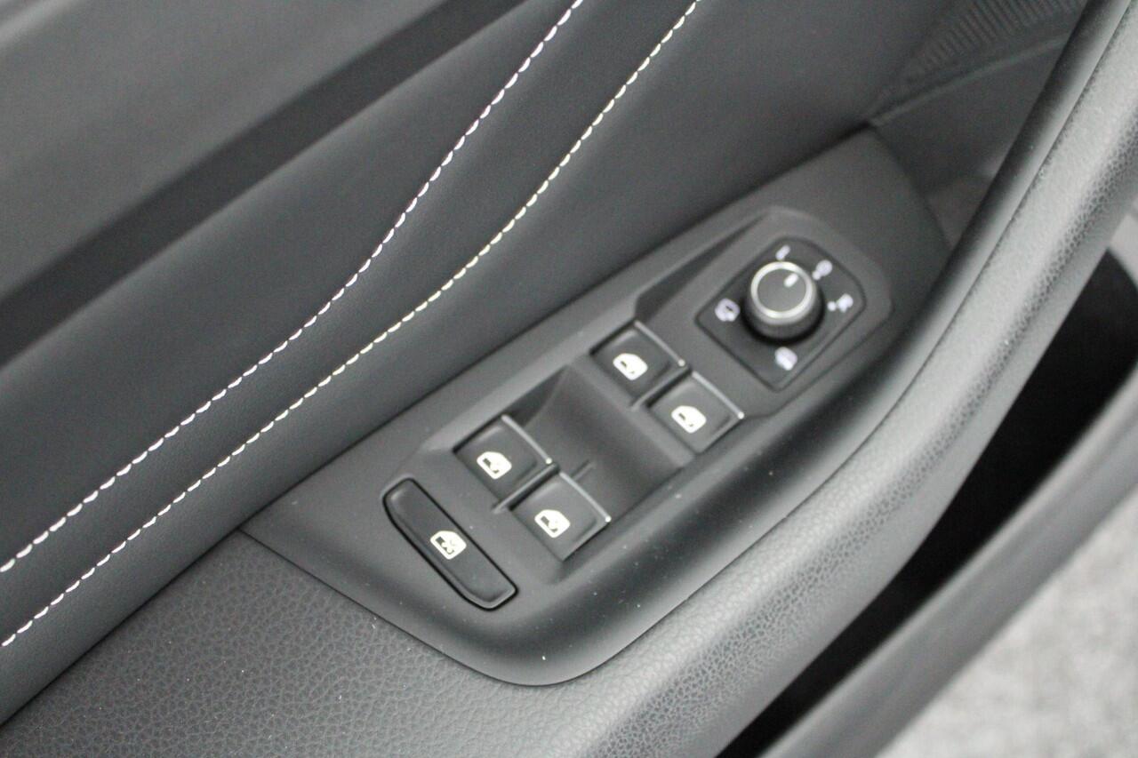 Volkswagen PASSAT Variant 1.5 TSI 150pk DSG Elegance Business + Camera Head-Up Virtual Cockpit Navigatie