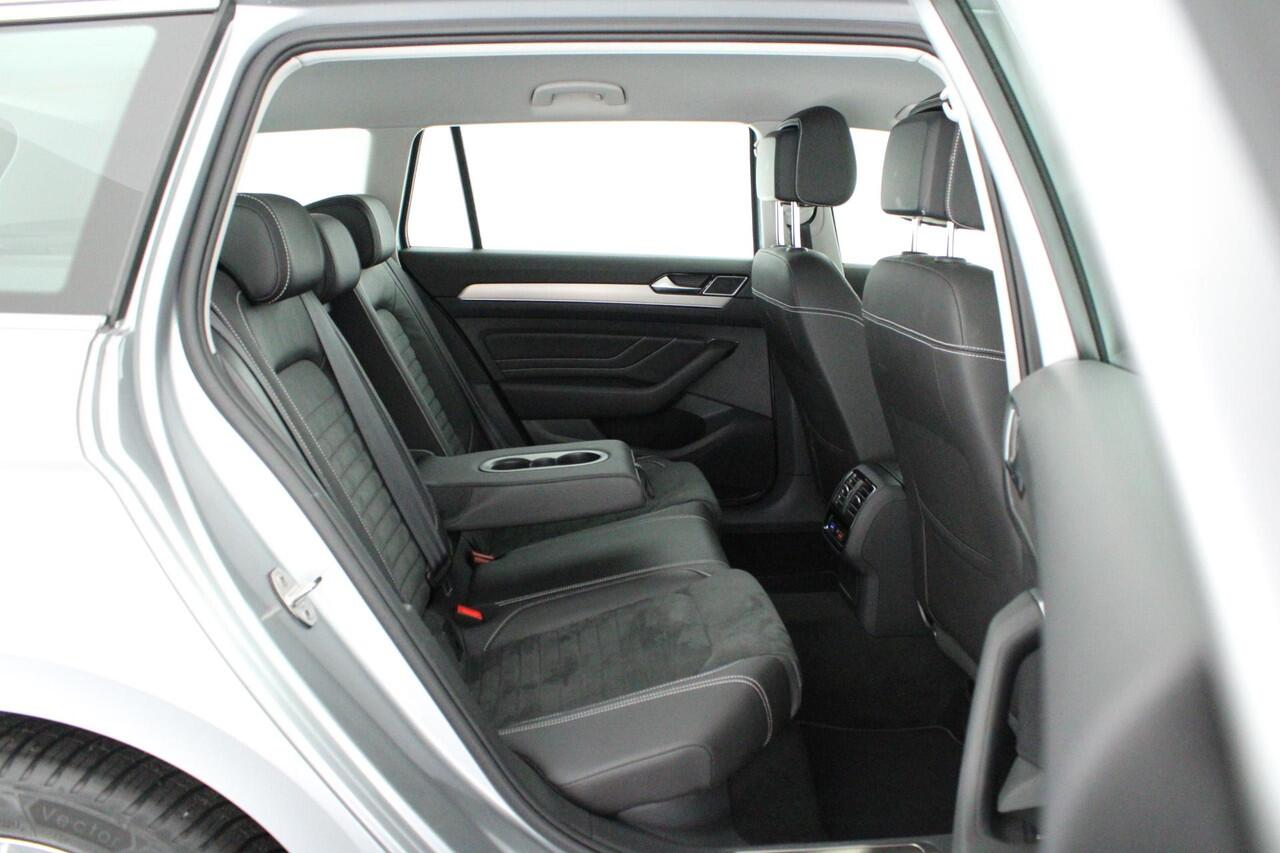 Volkswagen PASSAT Variant 1.5 TSI 150pk DSG Elegance Business + Camera Head-Up Virtual Cockpit Navigatie