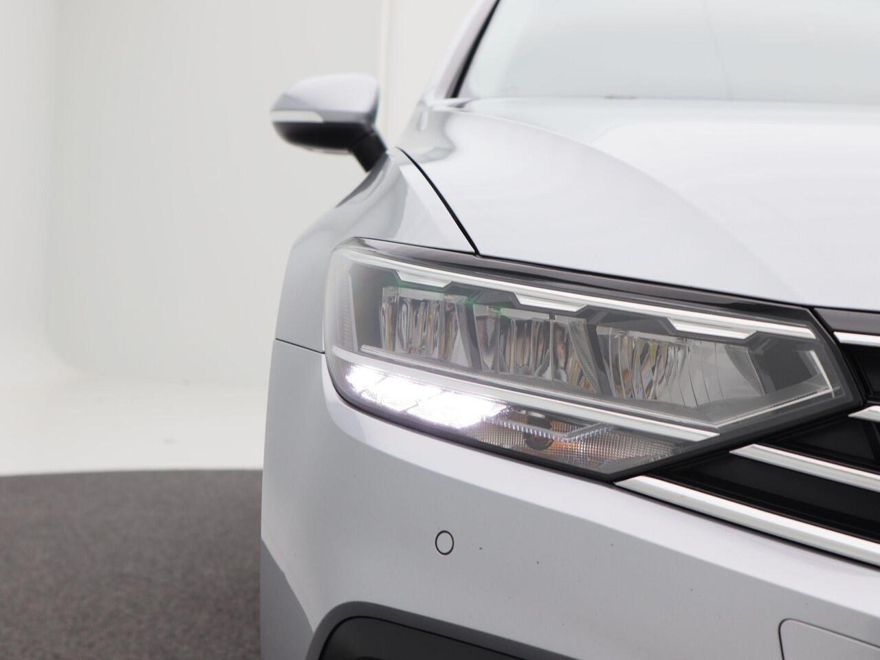 Volkswagen PASSAT Variant 1.5 TSi 150 Pk Automaat Comfort Business | Adaptive Cruise | Stoelverwarming | CarPlay | Achteruitrijcamera | Trekhaak | 16 Inch | 101.536 Km!!