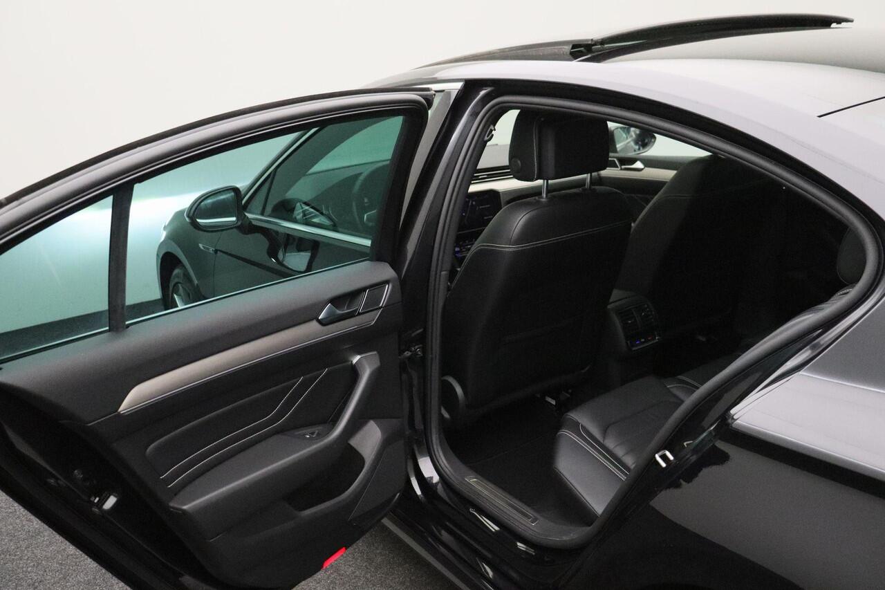 Volkswagen PASSAT 2.0 TSI R-Line Business + 2020 | Navigatie | Adaptive Cruise Control | Achteruitrij Camera | App Connect | 2 Sleutels | Nationale Autopas NAP | Boekjes | Multifunctioneel Stuurwiel | Digitaal Dashboard