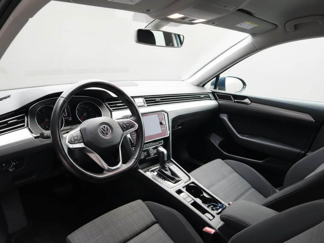 Volkswagen PASSAT Variant 1.5 TSI Comfort Business | NAP | Clima | Adapt. Cruise | Multimedia/Navi | LED | PDC V+A | Keyless | trekhaak |