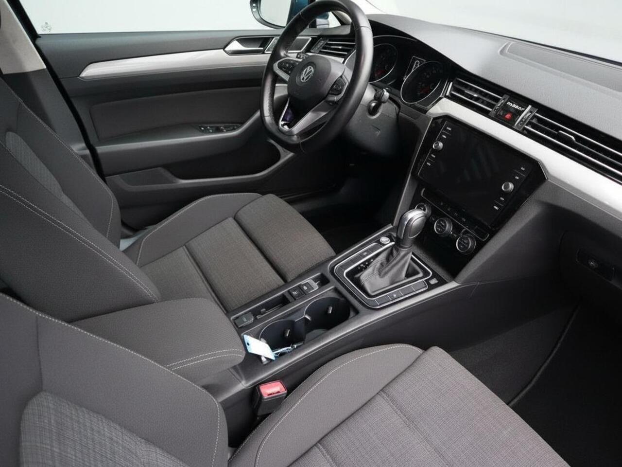 Volkswagen PASSAT Variant 1.5 TSI Comfort Business | NAP | Clima | Adapt. Cruise | Multimedia/Navi | LED | PDC V+A | Keyless | trekhaak |