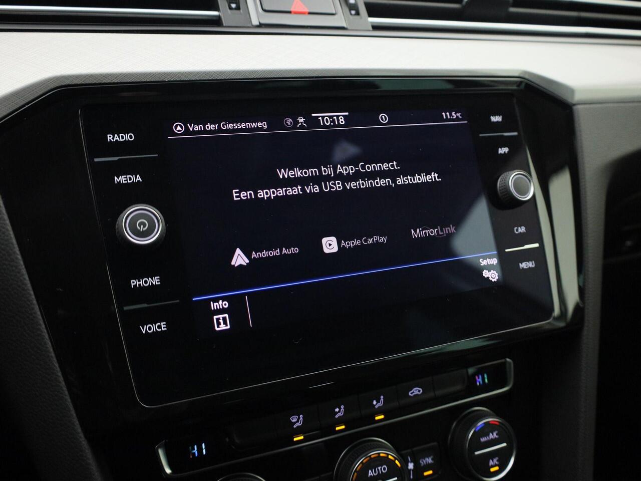 Volkswagen PASSAT Variant 1.5TSI/150PK DSG Comfort Business DSG · Navigatie · Trekhaak · Apple/Android Car Play ·