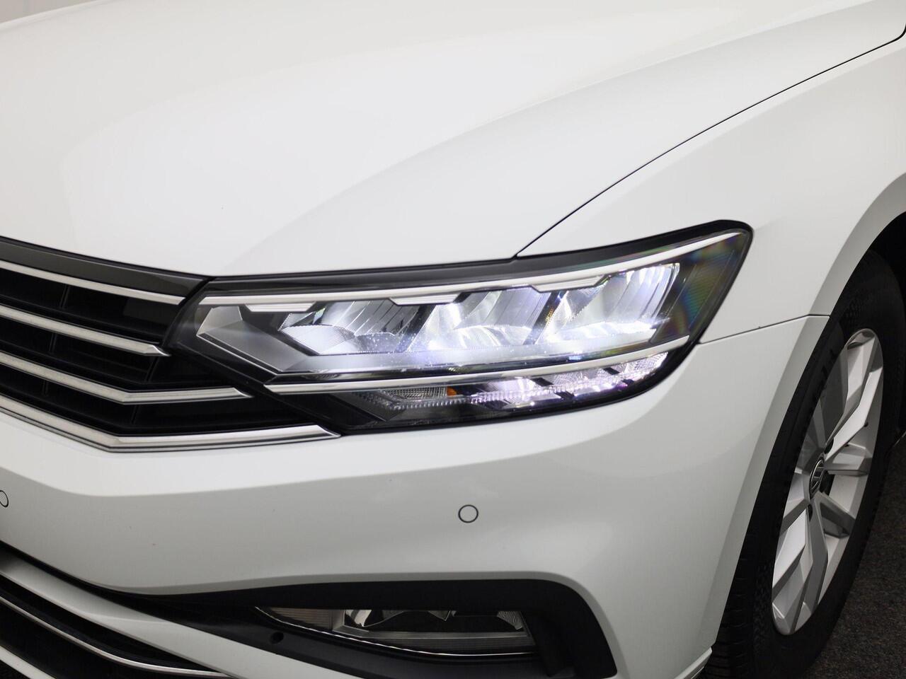Volkswagen PASSAT Variant 1.5TSI/150PK DSG Comfort Business DSG · Navigatie · Trekhaak · Apple/Android Car Play ·