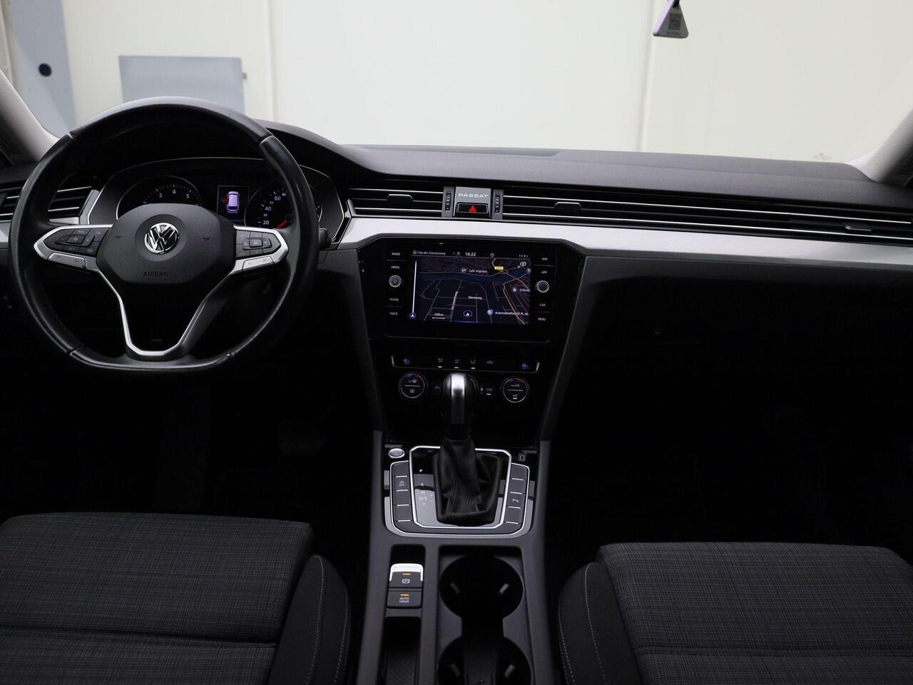 Volkswagen PASSAT Variant 1.5TSI/150PK DSG Comfort Business DSG · Navigatie · Trekhaak · Apple/Android Car Play ·