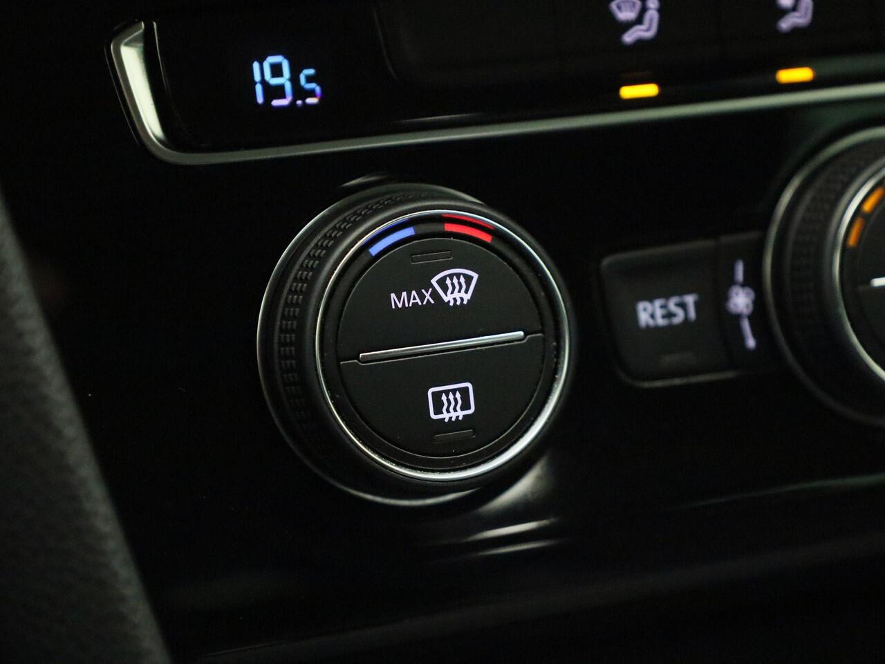 Volkswagen PASSAT Variant 1.5TSI/150PK DSG Comfort Business DSG · Navigatie · Trekhaak · Apple/Android Car Play ·