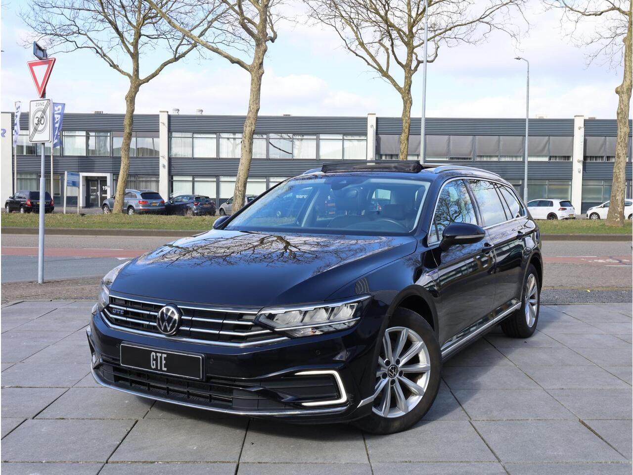 Volkswagen PASSAT Variant GTE 1.4 TSI PHEV 218PK | Panodak | Vol Leer | Head-up | Keyless Go & Entry | Camera | Virtual | Elektrische kofferklep |