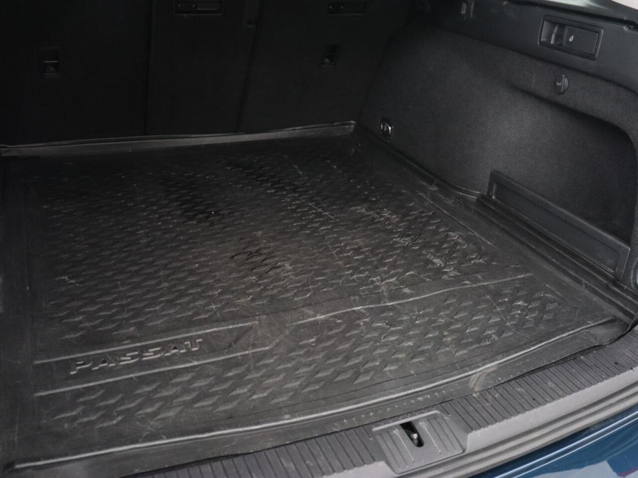 Volkswagen PASSAT 1.5 TSI Business | Stoelverwarming | Carplay | Trekhaak | Camera | Virtual Cockpit | Navigatie | Smartphone Entry | Adaptive cruise | Full LED